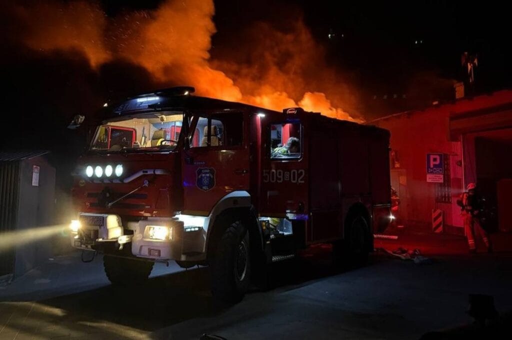 hel de bir itfaiye istasyonunda yangin i ki itfaiyeci yaralandi aciyla izledik 6233