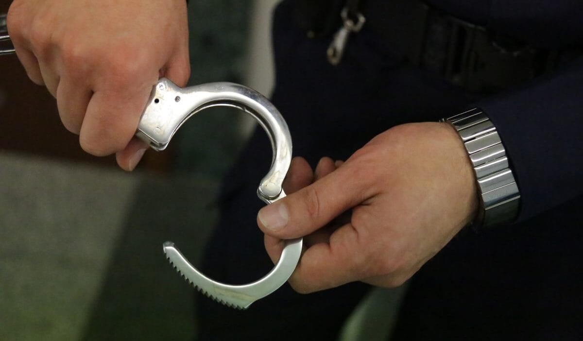 Hukuk ve adalet meclis uyesi kocasini taciz ettigi icin tutuklandi onu bicakladigi iddia edildi parti tepki gosterdi 7942