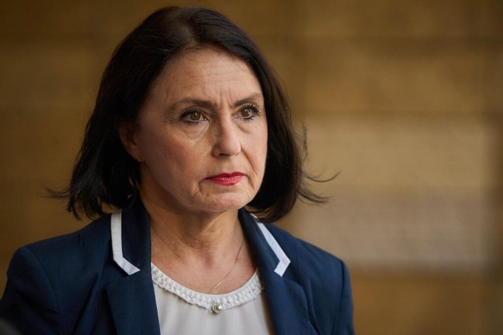 hukuk ve adalet milletvekili saglik egitimi derslerini kimin verecegini biliyor sunucu saskina dondu 6873