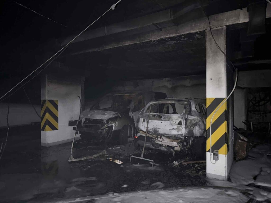 i tfaiye ekipleri z bki de yanan bir garajdan goruntuler yayinladi bolge sakinleri su anda evlerine donemiyor 6837