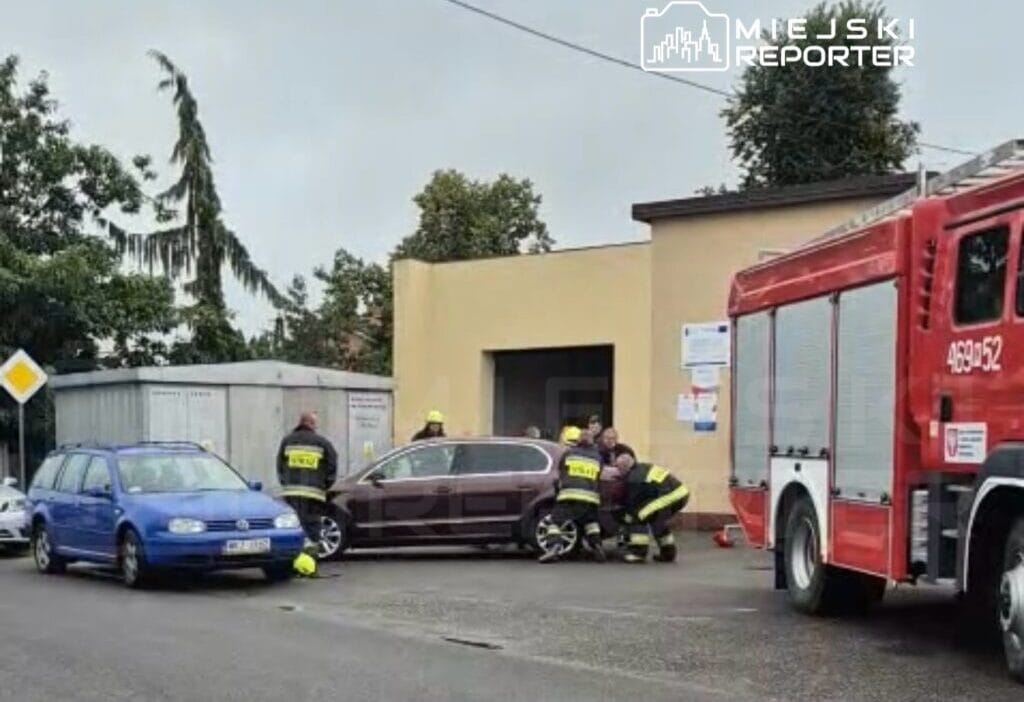 I tfaiyeciler itfaiye istasyonunun kapisini kapatan bir arac yuzunden cok degerli dakikalar kaybetti kazazede boguldu 8171