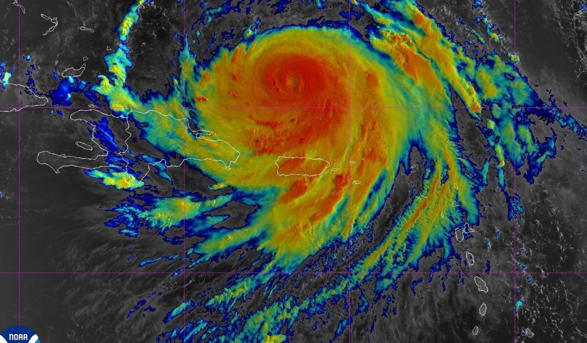 Jeden z najszybciej nasilaj cych si huragan w w historii 4750