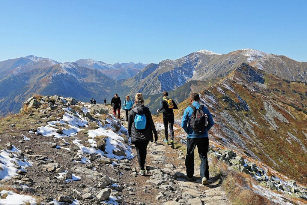 karla birlikte yagan yagmur bircok polonyalinin tatil planlarini bozacak bu sicaklarin sonu mu 6382