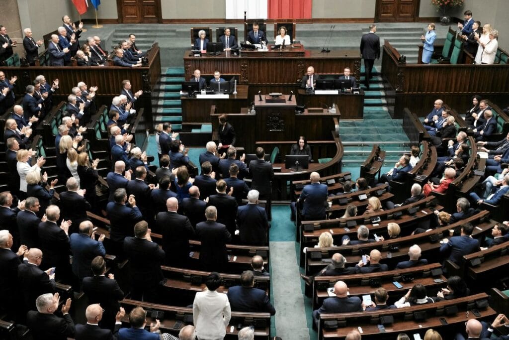 karol nawrocki nin yemin toreninde protesto roman giertych ayakta alkislandiktan sonra toreni terk etti 3326