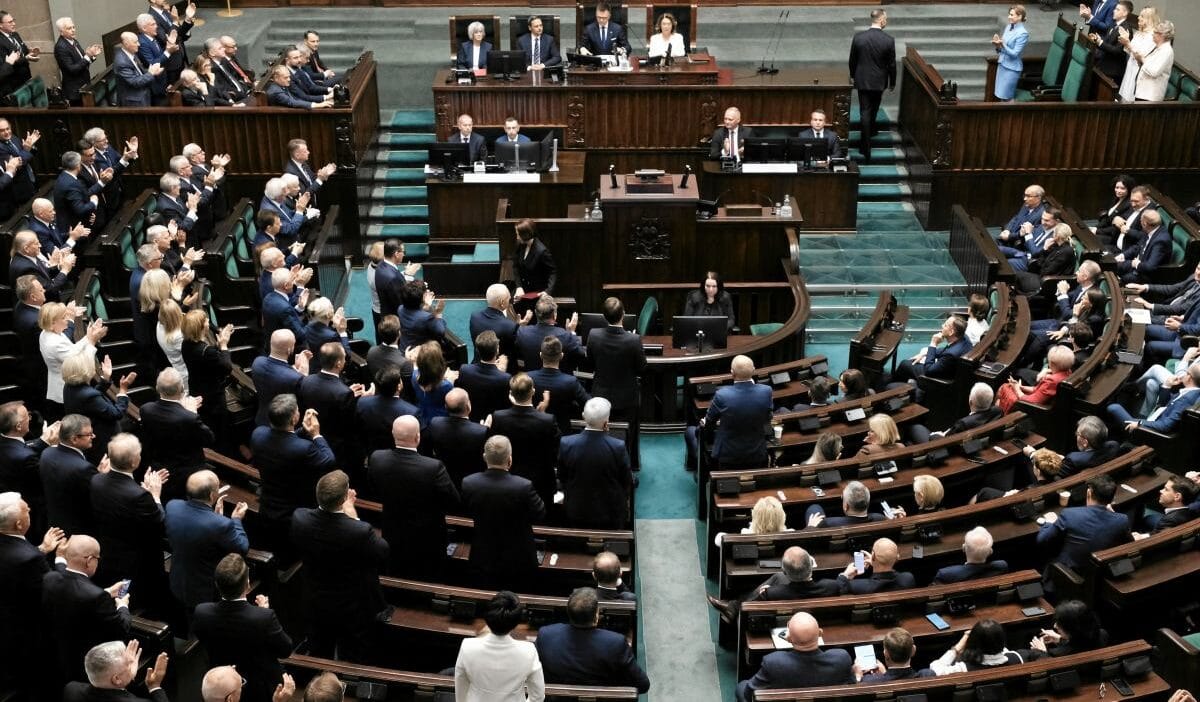 Karol nawrocki’nin yemin töreninde protesto: roman giertych ayakta alkışlandıktan sonra töreni terk etti 1 Karol nawrocki nin yemin toreninde protesto roman giertych ayakta alkislandiktan sonra toreni terk etti 3326