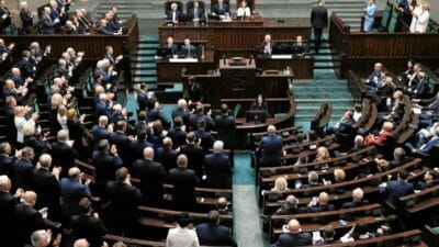 Karol nawrocki nin yemin toreninde protesto roman giertych ayakta alkislandiktan sonra toreni terk etti 3326