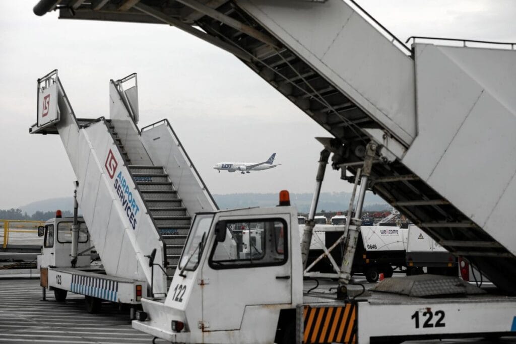 krak w balice havalimani operasyonlari guvenlik gerekcesiyle askiya alindi 4839