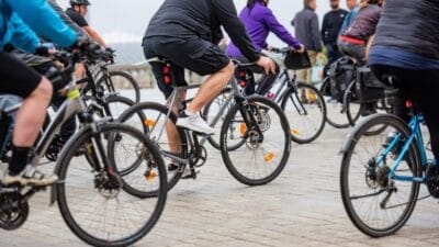 Kritik kitle ve sokaklardaki kaykaycilar varsova da aksam engelleri 7535