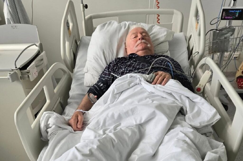 lech walesa hastanede geriye dogru giden seyi kaldirdilar 6343