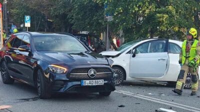 Lomianki de iki arac carpisti servisler olay yerinde calisiyordu 7553