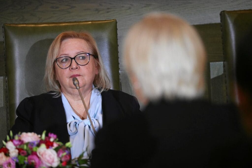 manowska savciliga karsi kazanir devlet mahkemesi manowska nin dokunulmazligini kaldiracak bir yapiya sahip degildir 7811