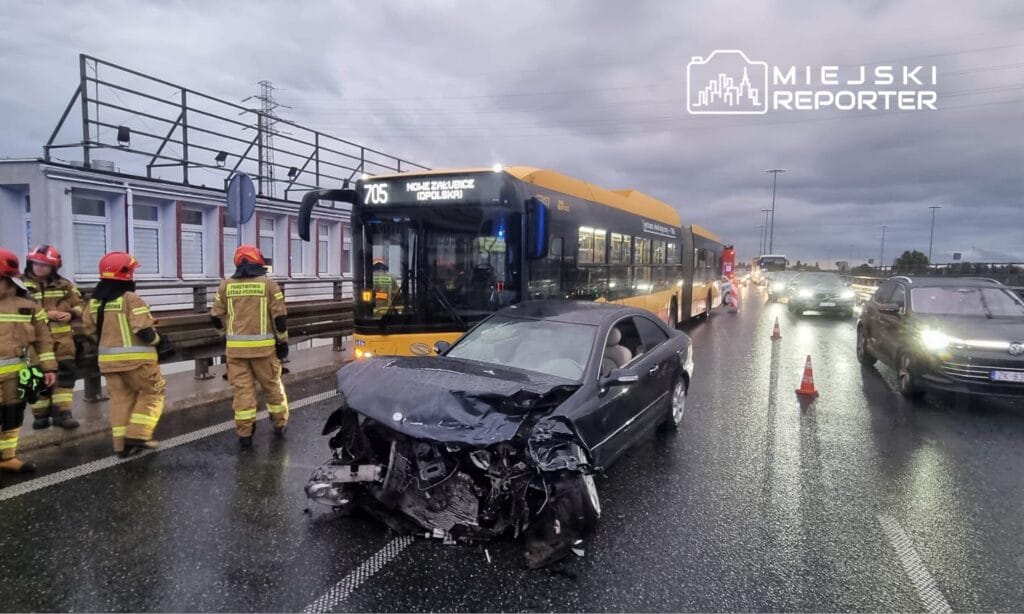 Mercedes surucusu savruldu bariyerlere ve ardindan bir belediye otobusune carpti 6886