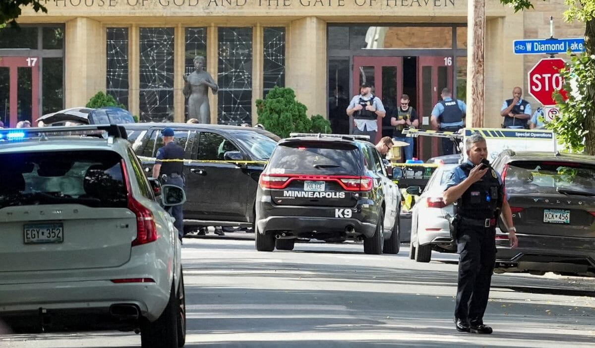 Minneapolis'te silahlı saldırı. Saldırgan kilisenin penceresinden ibadet edenlere ateş açmıştır. Öldürülenler arasında çocuklar da var. 1 Minneapolis te silahli saldiri saldirgan kilisenin penceresinden ibadet edenlere ates acmistir oldurulenler arasinda cocuklar da var 7333