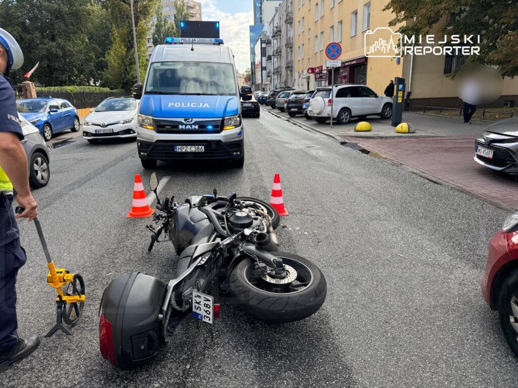 mokotow da bir motosiklet surucusu ile bir binek arac carpisti 7039