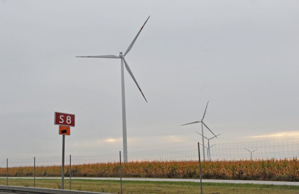 neden yel degirmenleriyle sonuclansin nawrocki evlerden 700 metre uzakta herhangi bir seyin insa edilmesini yasaklamalidir yorum 7207