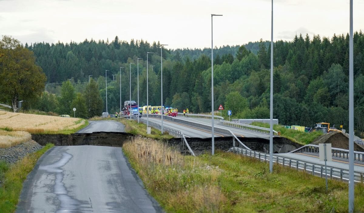 Norveç'in en önemli yolunda toprak kayması. Bir arabayı suya itti. 1 Norvec in en onemli yolunda toprak kaymasi bir arabayi suya itti 8024