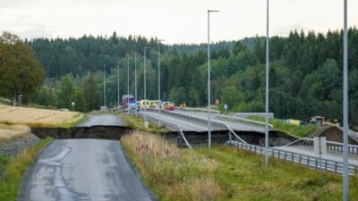 Norveç'in en önemli yolunda toprak kayması. Bir arabayı suya itti. 4 Norvec in en onemli yolunda toprak kaymasi bir arabayi suya itti 8024