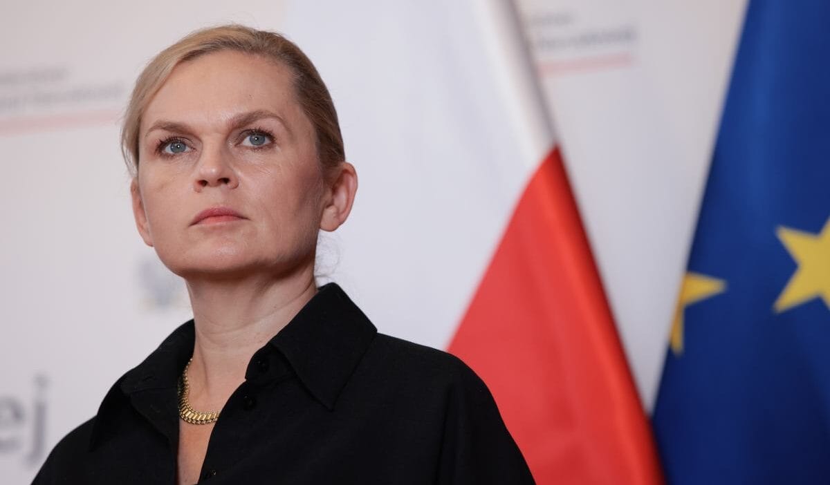 Nowacka eğitim yılı öncesinde reformları övüyor. Arka planda bir gösteri. "tüm çevre ihanete uğramış hissediyor". 1 Nowacka egitim yili oncesinde reformlari ovuyor arka planda bir gosteri tum cevre ihanete ugramis hissediyor 8089