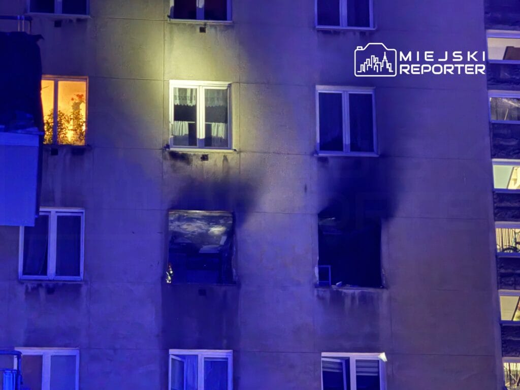 ochota da bir apartman blogunda siddetli patlama apartman sakinleri tahliye edildi cam parcalari ve kapi cercevesinin parcalari her yerde yatiyor 6721