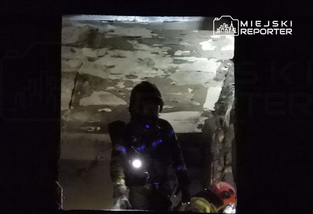 Ochota'da gece meydana gelen patlamanın ardından iki bina kullanım dışı kaldı. "binalar arasındaki duvarda bir delik var". 1 Ochota da gece meydana gelen patlamanin ardindan iki bina kullanim disi kaldi binalar arasindaki duvarda bir delik var 6843