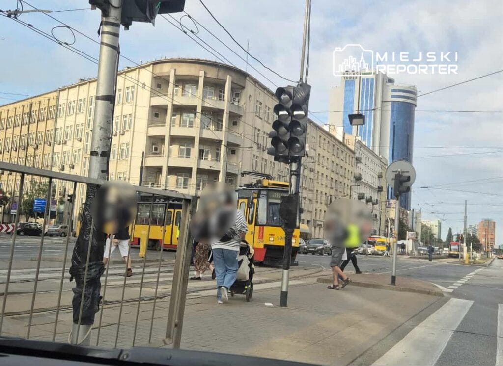 ochota da tramvay raydan cikti varsova tramvaylarinin servisleri olay yerinde calisiyordu 7114