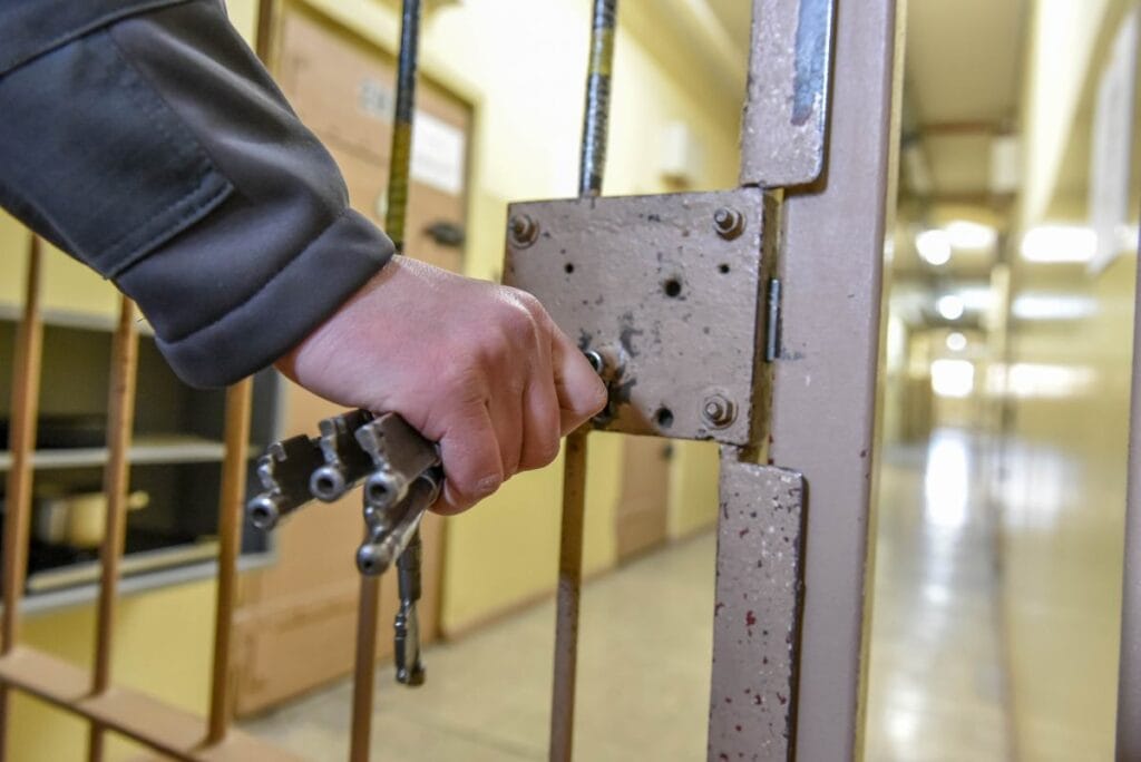 olduren kapali psikiyatri kurumunu birakti polisler yetki asiminin yolcusu 4437