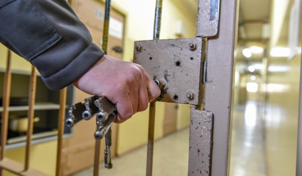 Olduren kapali psikiyatri kurumunu birakti polisler yetki asiminin yolcusu 4437