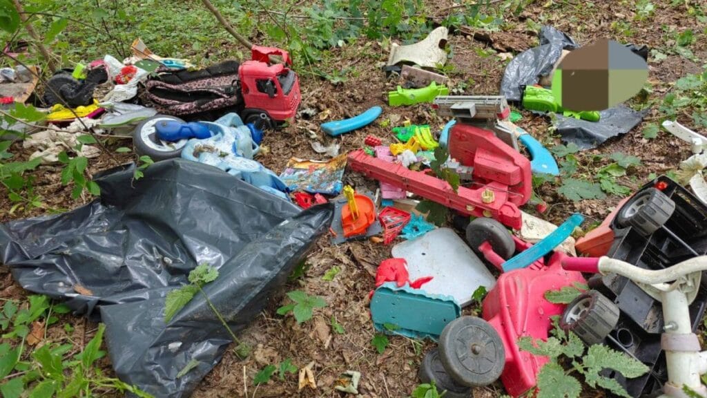 ormanda coplerin arasina terk edilmis olu kopek plastik bir torbaya sarilmis 6140