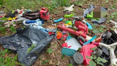 Ormanda çöplerin arasına terk edilmiş ölü köpek. "plastik bir torbaya sarılmış". 4 Ormanda coplerin arasina terk edilmis olu kopek plastik bir torbaya sarilmis 6140