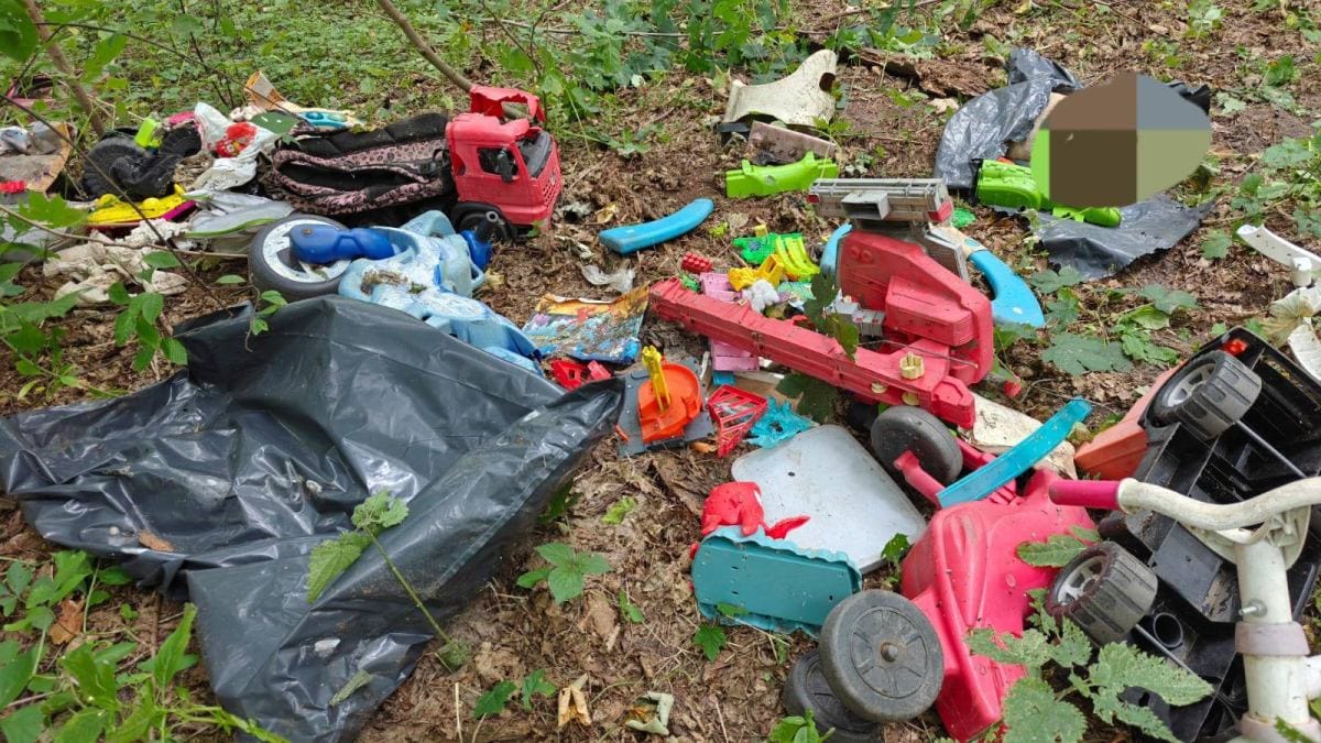 Ormanda coplerin arasina terk edilmis olu kopek plastik bir torbaya sarilmis 6140