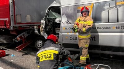 Otobus s8 de bir kamyonun arkasina carpti bir kisi sikisti ciddi trafik sikisikligi 7000