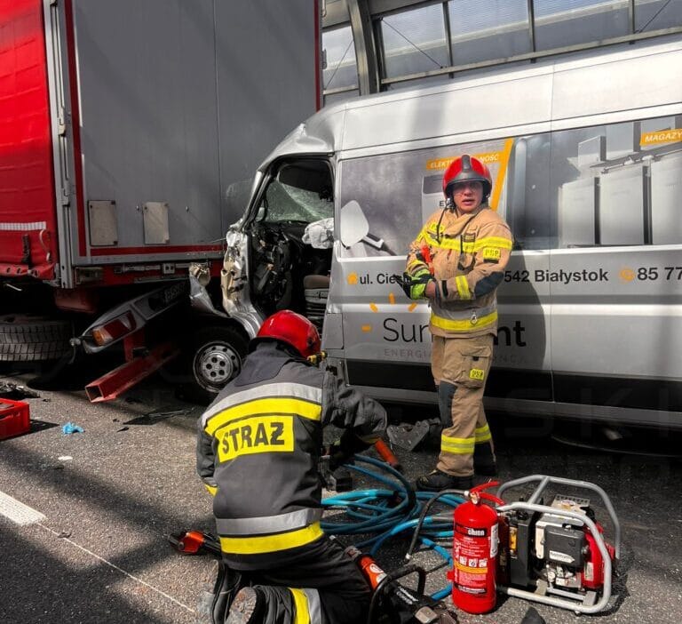 Otobüs s8'de bir kamyonun arkasına çarptı. Bir kişi sıkıştı. Ciddi trafik sıkışıklığı 1 Otobus s8 de bir kamyonun arkasina carpti bir kisi sikisti ciddi trafik sikisikligi 7000