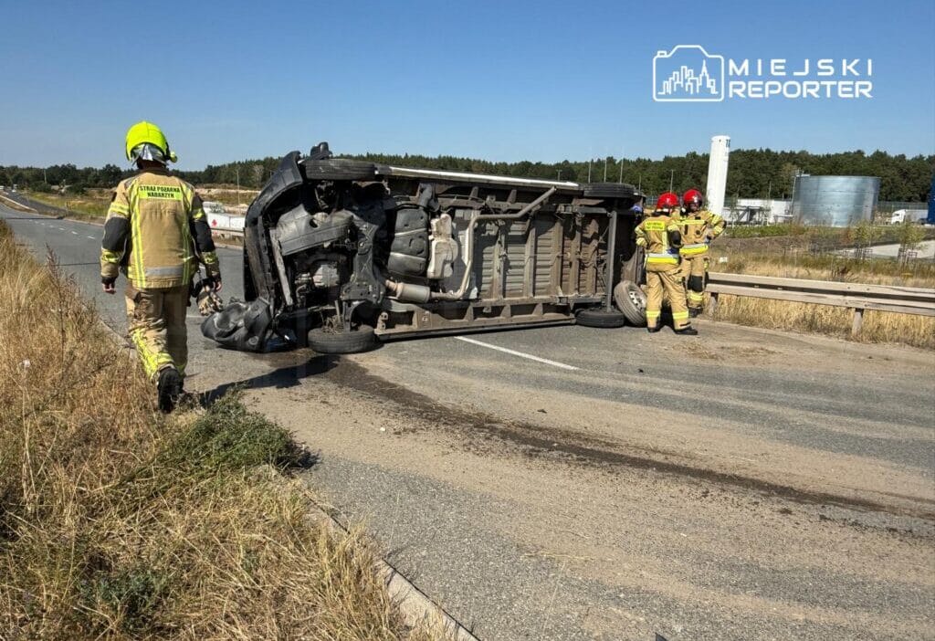 Otobüs ve binek araç çarpıştı. Otobüs yan yattı 1 Otobus ve binek arac carpisti otobus yan yatti 7318