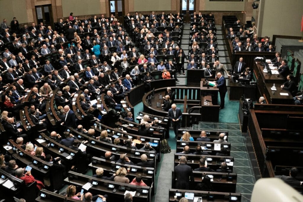 pis in dort politikacisi sejm den ayriliyor yeni milletvekilleri kim 3577