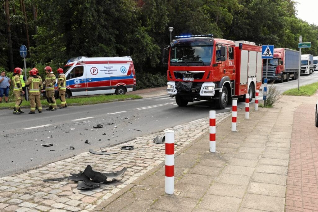pniew i tehlikeli kaza gebeli kadin ve polis hastaneye yatildi 4413