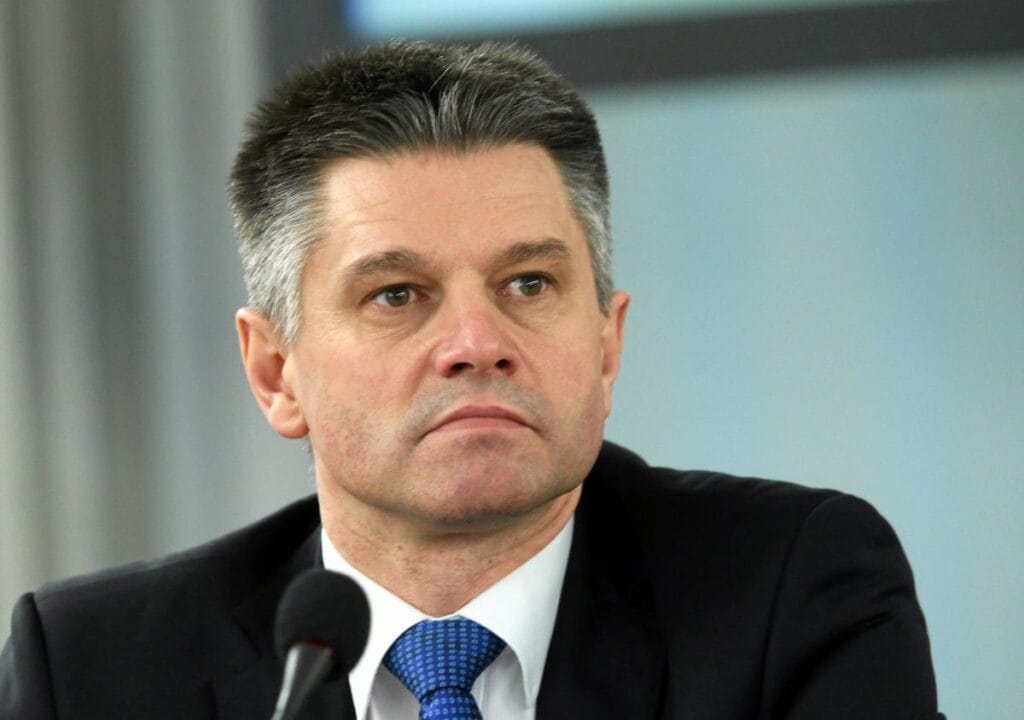 po psl hukumetinin eski bakan yardimcisinin yeni bir isi var londra ya tasindim 6819