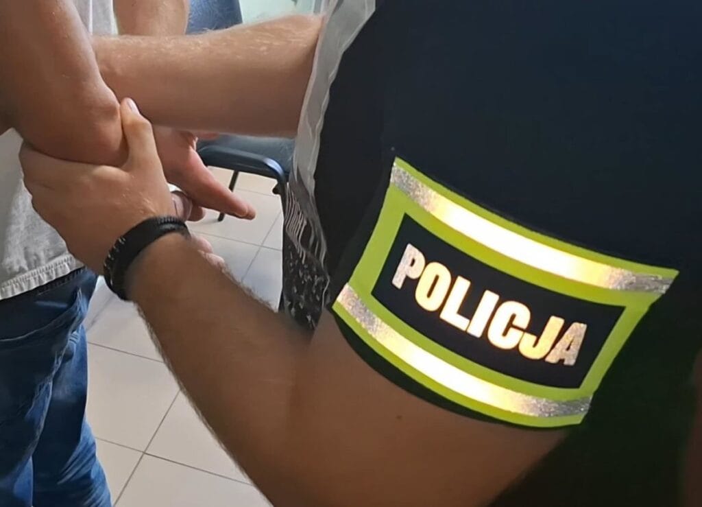 podlasie de acimasiz saldiri polis bir meslektasini calilarin arasina gizlendi ve kafasina sopayla vurdu 7969
