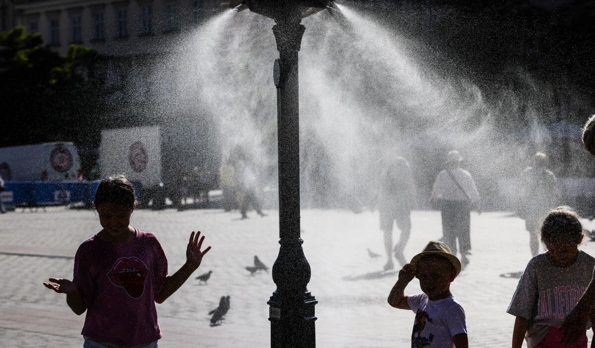 Poland da sicak dalgalari imgw i lk ve i kinci derece uyarilar yapti 4649