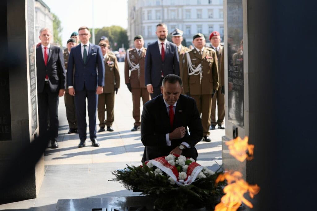 polonya da 15 agustos buyuk defile ve uc anit orgusu savunma degisikligi 4470