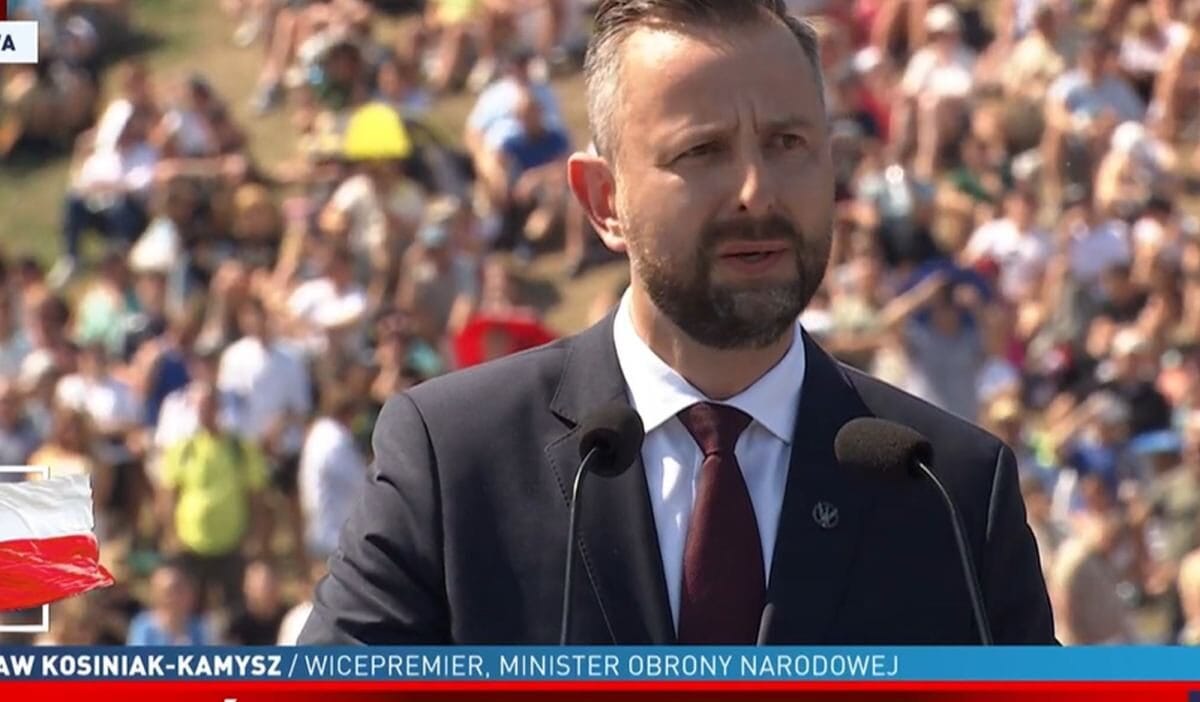 Polonya ordusu gunu solenine ulasim hava kara ve deniz uzerinden buyuk defil 4476