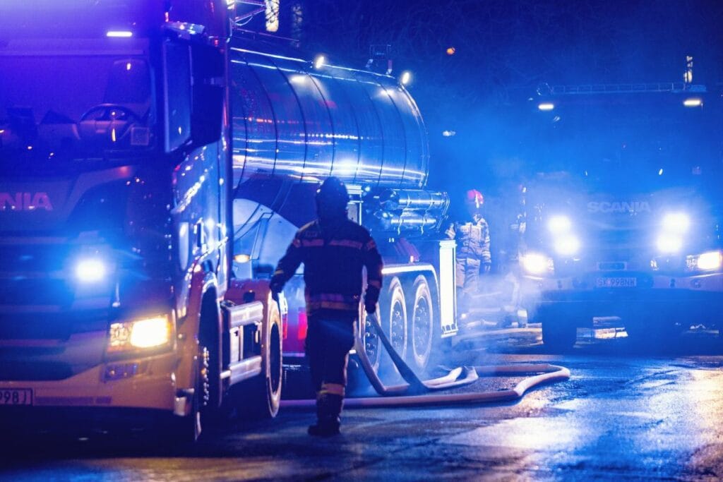pozna da bilinmeyen maddelerin patlamasi gece evinden kacis 3803
