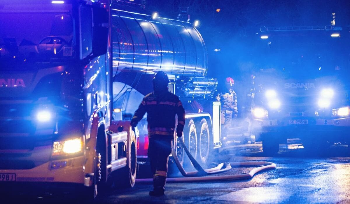 Pozna da bilinmeyen maddelerin patlamasi gece evinden kacis 3803