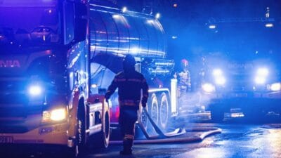 Pozna da bilinmeyen maddelerin patlamasi gece evinden kacis 3803