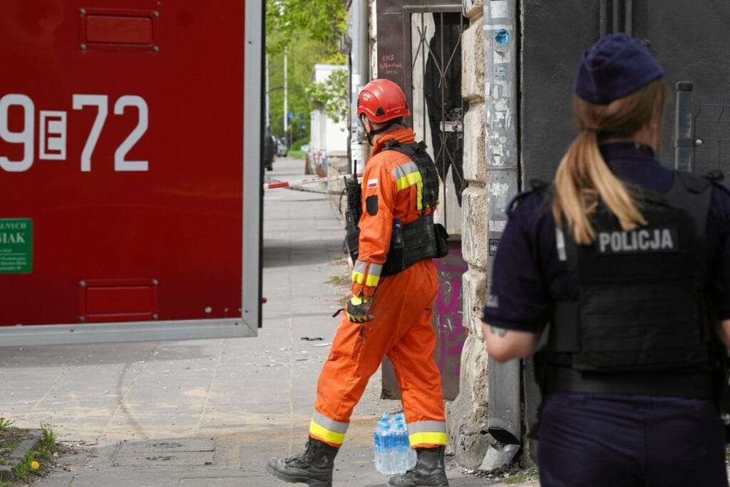 poznan da tehlikeli olay cok katli ev tavani cokusu itfaiyeciler sahayi i nceledi 5201