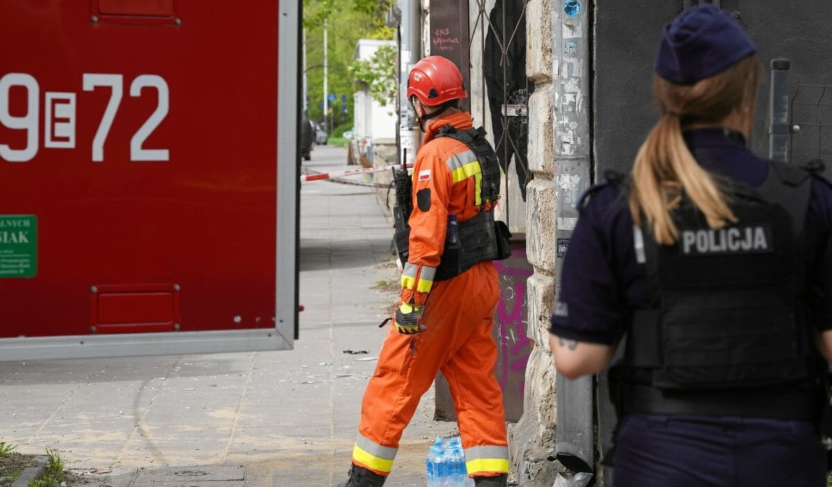 Poznan da tehlikeli olay cok katli ev tavani cokusu itfaiyeciler sahayi i nceledi 5201