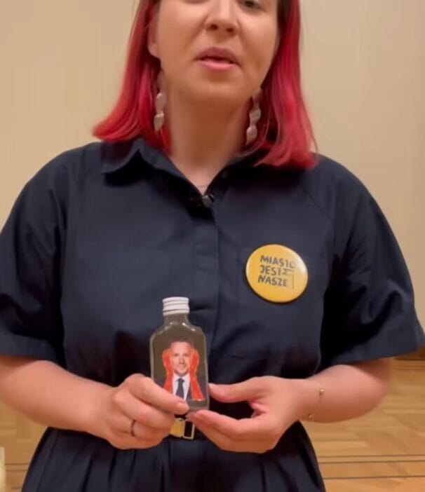 Prag meclis üyesi ve city is ours derneği aktivisti mahalle sakinlerine saldırdı ve arabalarını zincirle tahrip etti 1 Prag meclis uyesi ve city is ours dernegi aktivisti mahalle sakinlerine saldirdi ve arabalarini zincirle tahrip etti 7227