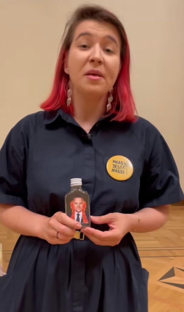 prag meclis uyesi ve city is ours dernegi aktivisti mahalle sakinlerine saldirdi ve arabalarini zincirle tahrip etti 7227