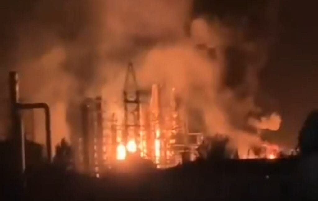 rusya daki rafinerilere gece boyunca saldirilar duzenlendi alevler icinde kaldilar 7426