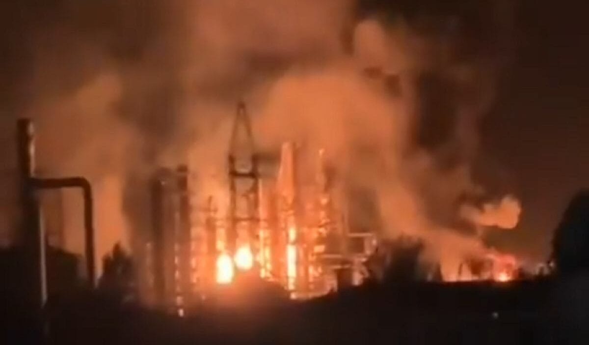 Rusya daki rafinerilere gece boyunca saldirilar duzenlendi alevler icinde kaldilar 7426