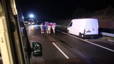 S17 de bir otobusun tekerlegini degistiriyorlardi onlara bir kamyon carpti baba ve ogul olay yerinde oldu 8080